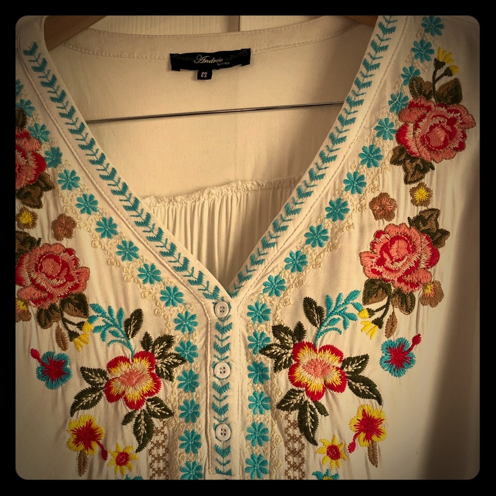 Andree by Unit 2x floral embroidered peasant top